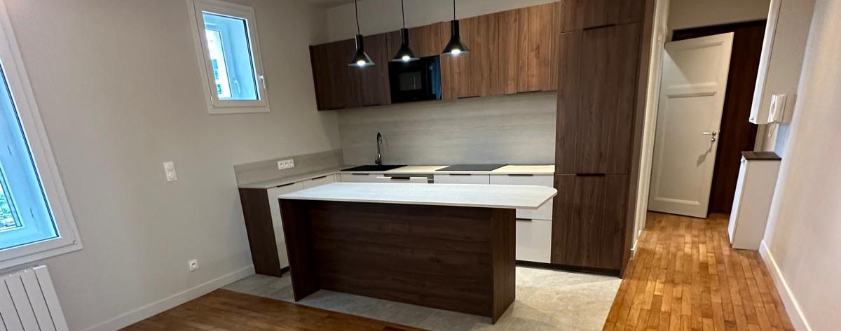 Rénovation totale et partielle, cout de travaux 70K€80K€.  Isolation laine de bois, double vitrage acoustaique